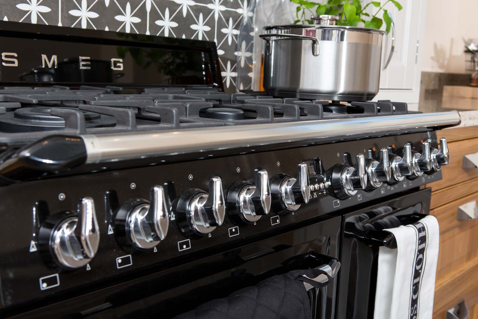 Smeg cooker in farmhouse kitchen